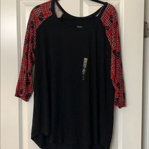 Torrid size 2 black tee with plaid skull sleeves
